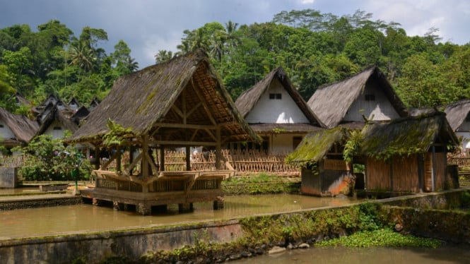 Kehidupan tradisional kampung Naga