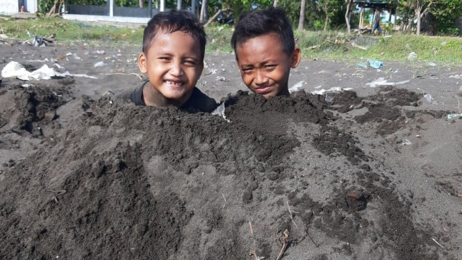 Pantai dengan pasir hitam favorit bermain anak