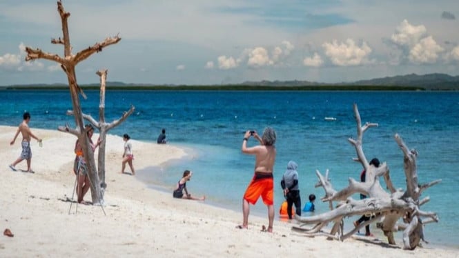 Wisata pantai sangat pas dinikmati seluruh keluarga