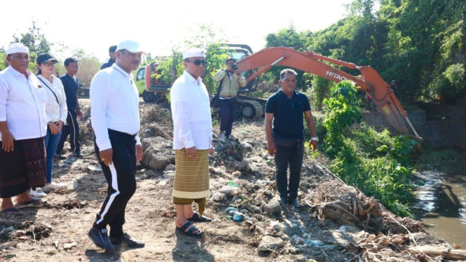 Walikota Denpasar I Gusti Ngurah Jaya saat meninjau normalisasi Tukad Loloan di Sanur