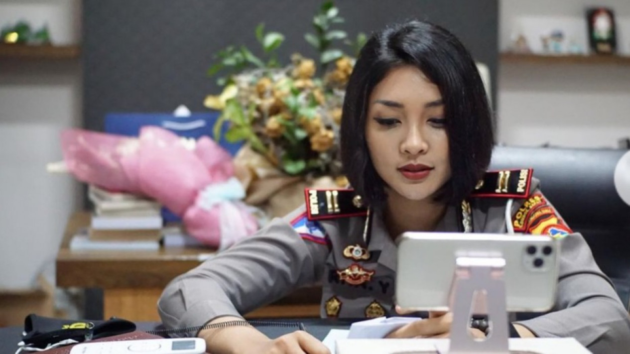 Foto Mengenal Akp Rita Yuliana Sosok Polwan Cantik Yang Namanya Trending 1852