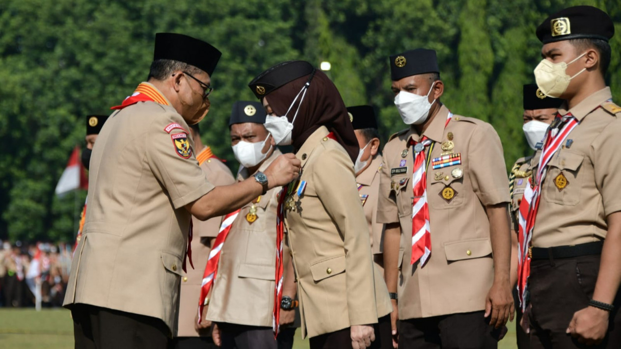 Foto Atalia Praratya Raih Lencana Karya Bakti