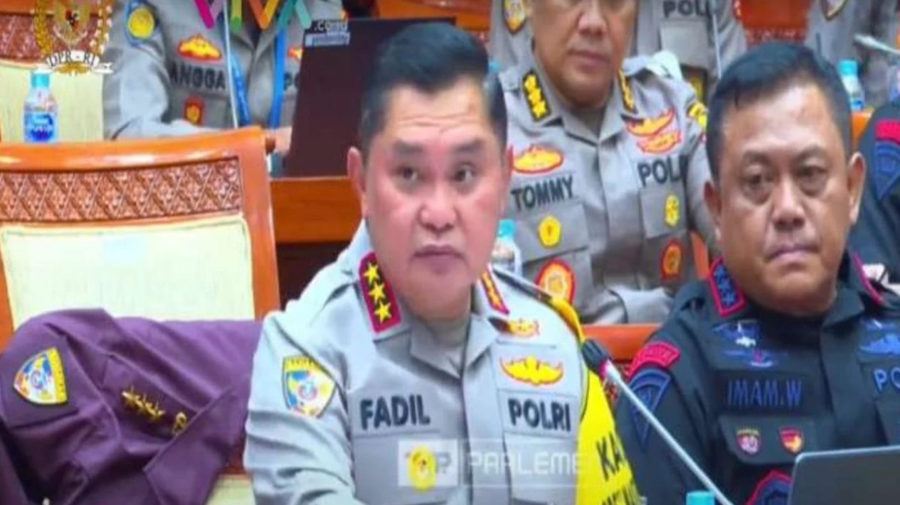 Foto Anggota Kepolisian Diduga Pasang Baliho Psi Di Jabar Komjen Fadil