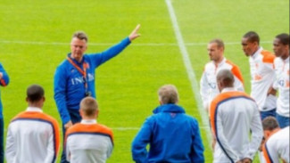 Mengidap Kanker Prostat, Louis van Gaal Undur Diri dari Piala Dunia?
