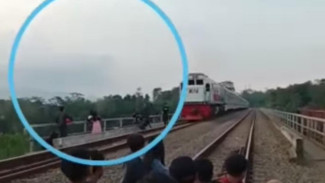 Pemuda Tewas Seketika Dihantam Kereta Api di Jembatan Cisomang