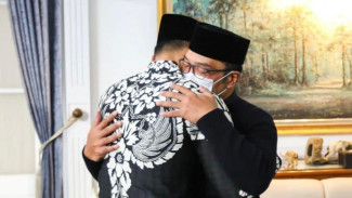 AHY Sambangi Ridwan Kamil Takziah Wafatnya Eril Dengan Pelukan Erat