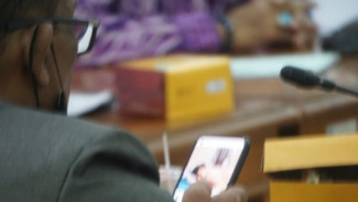 Anggota Dewan Malah Ngebokep Saat Rapat, Miris