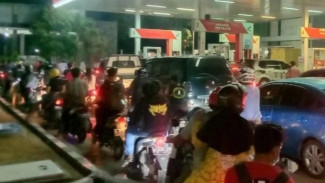 Kapok Antre Mengular di SPBU, Warga Beralih ke Pedagang Eceran