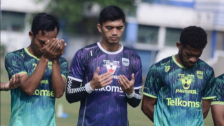 Kiper Persib Bandung Latihan Massif di Kampung Halaman
