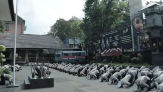 Polisi Malang Sujud Massal, Mohon Ampun atas Tragedi Kanjuruhan