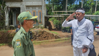 Sosok Hansip Ini yang Bikin DPR Takluk hingga Cium Tangan