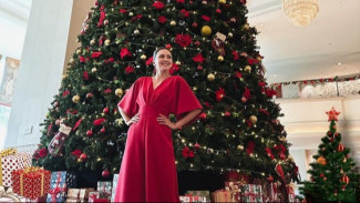 Pamer Pohon Natal Super Besar, Donna Agnesia Siap Sambut Hari Natal