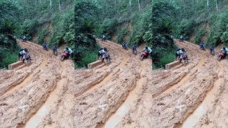 Perjuangan Siswa Lewati Jalan Berlumpur Demi Bersekolah