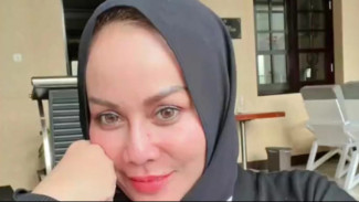 Cara Mak Vera Tepis Isu Suka Judi di Singapura, Datangi Makam Olga Syahputra