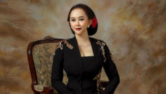 Aura Kasih Pakai Kebaya Rayakan Hari Kartini, Netizen: Damage Gak Ada Obat