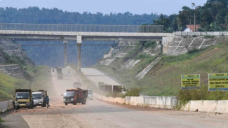 Tol Cisumdawu Tidak Memakai Tanah untuk Material Badan Jalan, Terkuak Material Penggantinya