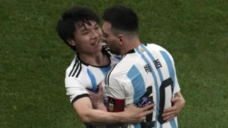 Viral! Fans Messi di China Lakukan Pitch Invasion Menembus Pihak Keamanan