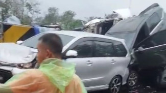 Evakuasi di TKP Kecelakaan Maut Tol Cipularang Masih Berlangsung, Damkar Diturunkan