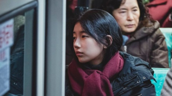Suzy saatb berada di bus sebagai YooMi di drama 'Anna'