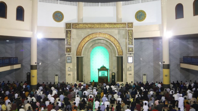 Para jemaah menggelar Salat Tarawih di Masjid Raya Bandung.