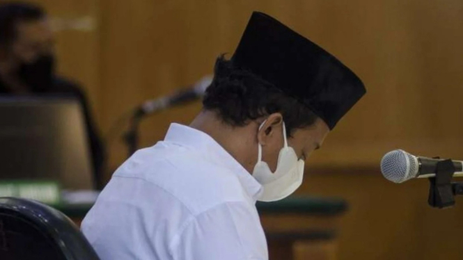 Terdakwa Herry Wirawan saat mendengar putusan hakim.