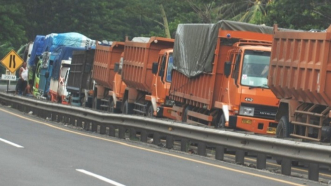 Antrian truk di jalan tol