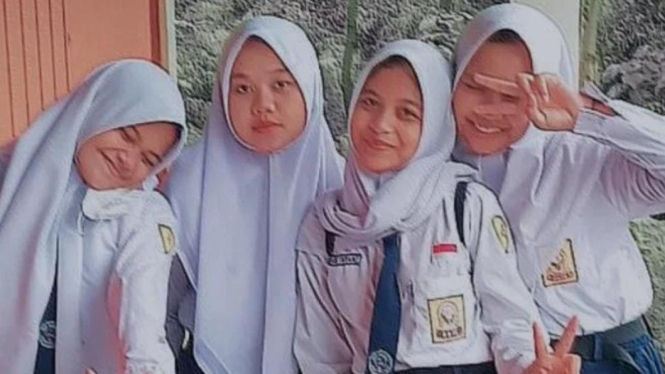 siswi SMPN 3 Karawang usai pemilihan OSIS