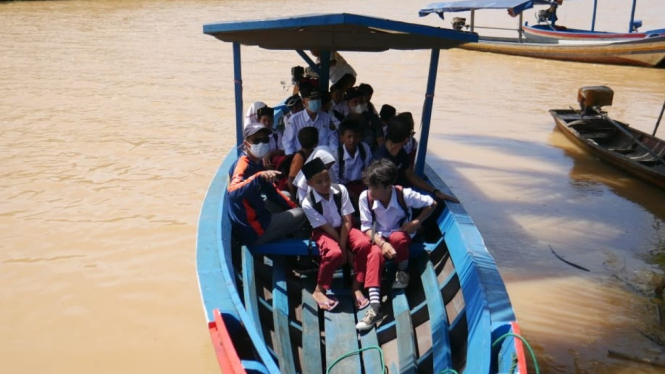 Pelajar SD di Sukabumi Menyebrangi Sungai Cikaso