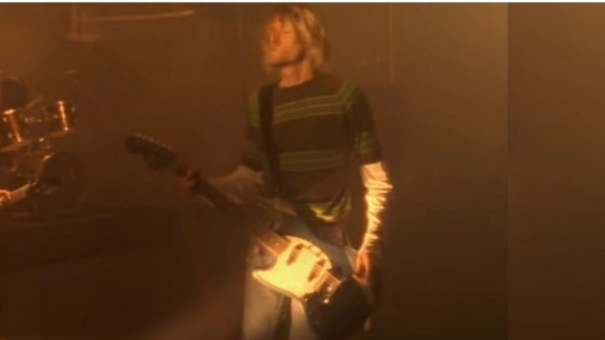 Kurt Cobain dengan gitar ikoniknya