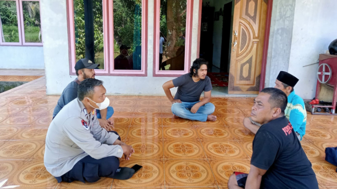 Pihak kepolisian mengunjungi kediaman Abdul Latip