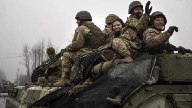 Militer Ukraina menduduki tank milik Rusia