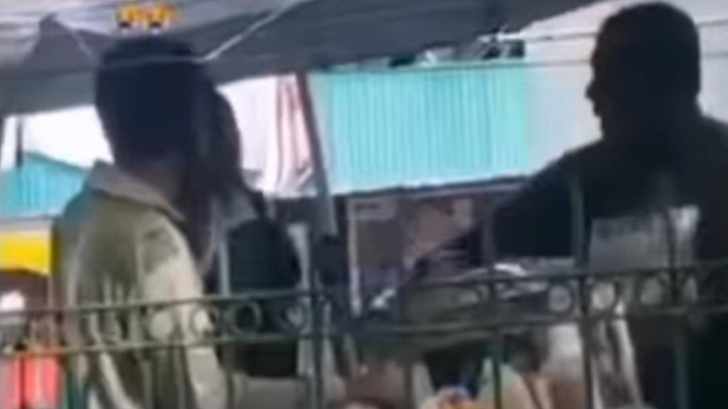 tangkap layar video penganiayaan pedagang oleh oknum polisi