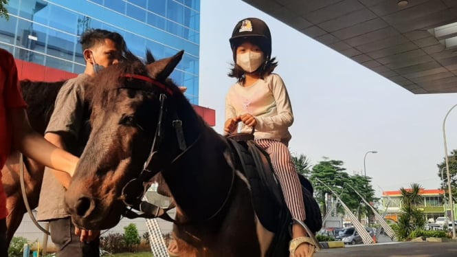 Anisa sedang berkuda mengelilingi kota di Festive Walk Karawang