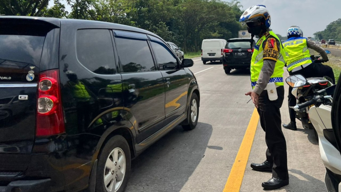 petugas PAM Polisi sedang mengatur lalu lintas di Tol Cipali Subang