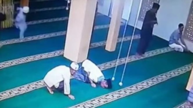 Tangkap layar video jemaah mesjid meninggal saat sujud