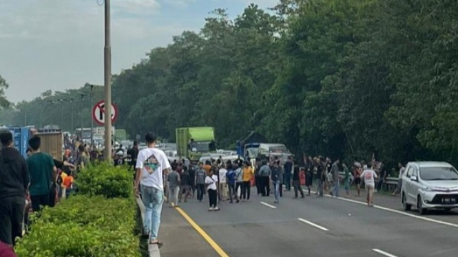 warga memblokir akses tol Cipularang akibat puncak arus mudik