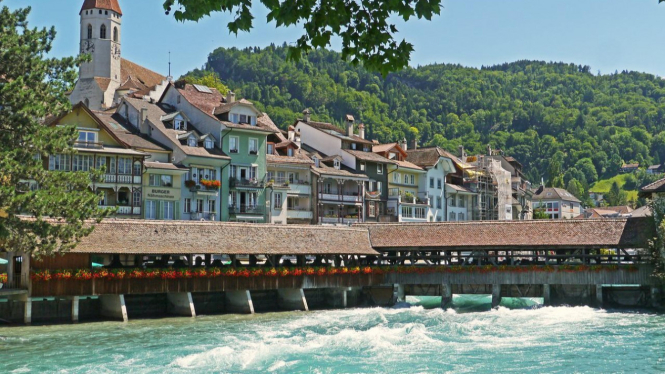 Ilustrasi Sungai Aare Swiss