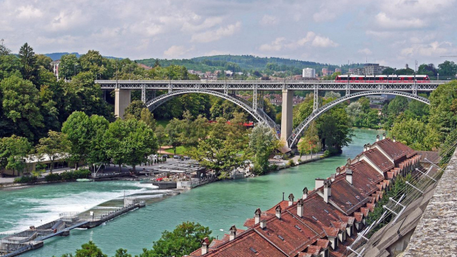 Ilustrasi Sungai Aare Swiss