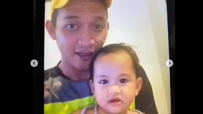 Rezky Aditya dengan anak Wenny Ariani