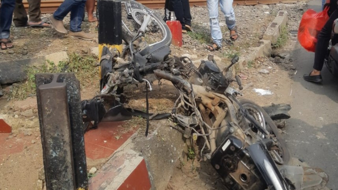 sepeda motor korban tersambar kereta api di Karawang