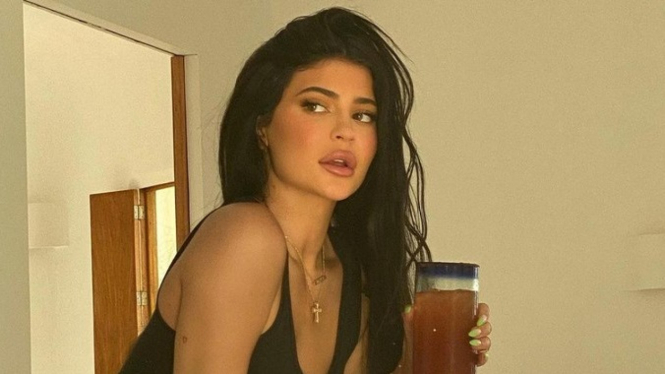 Berpose dengan bikini puting, Kylie Jenner hebohkan medsos