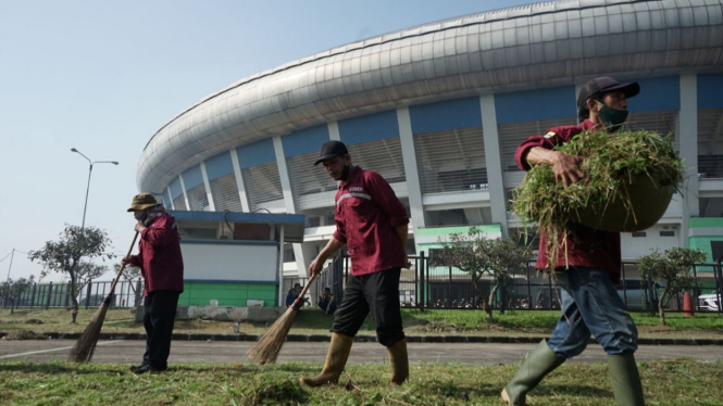 Aksi bebersih Stadion GBLA Gedebage