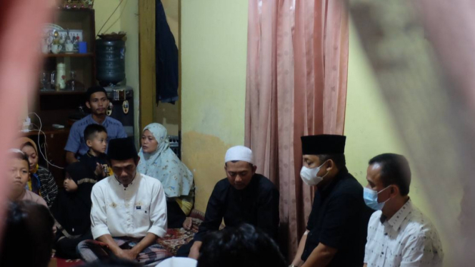 Yana Mulyana takziah ke rumah duka Ahmad Solihin