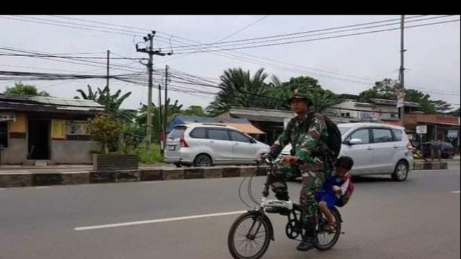 Prajurit TNI jemput anak sekolah dengan sepeda