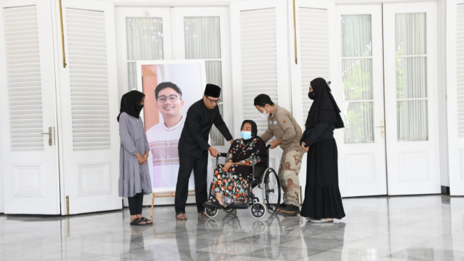 Gubernur Ridwan Kamil Beri Bantuan Warga yang Sakit di Babakan Ciparay