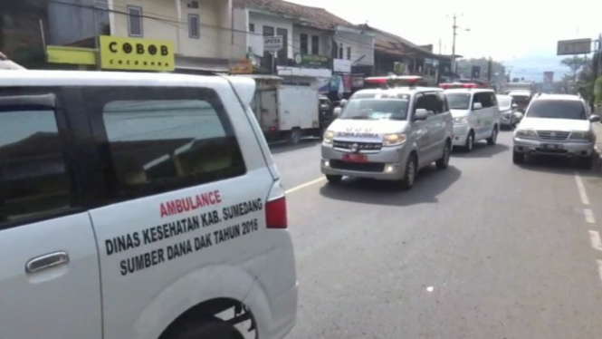 Ambulans dari Sumedang berangkat ke Tasikmalaya
