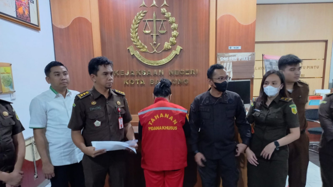 Kejari Bandung tangkap dua buronan kasus korupsi di PT Pos Indonesia