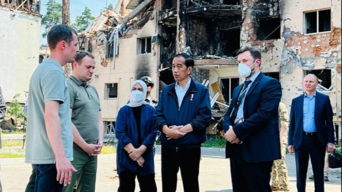 Presiden Jokowi meninjau reruntuhan perang di Kota Irpin Ukraina