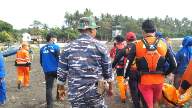 Tim SAR mengevakuasi korban terseret ombak Pantai Pangandaran