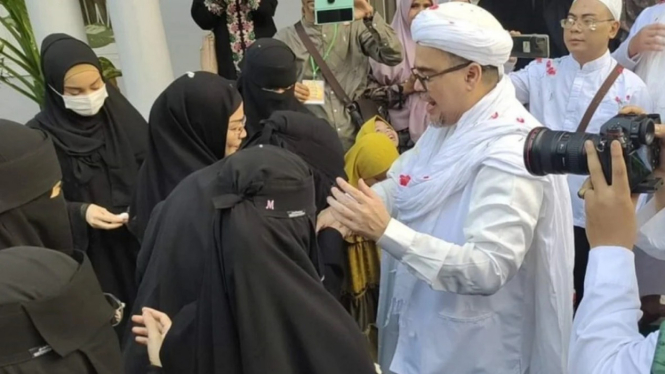 Habib Rizieq bebas disambut keluarga di Petamburan